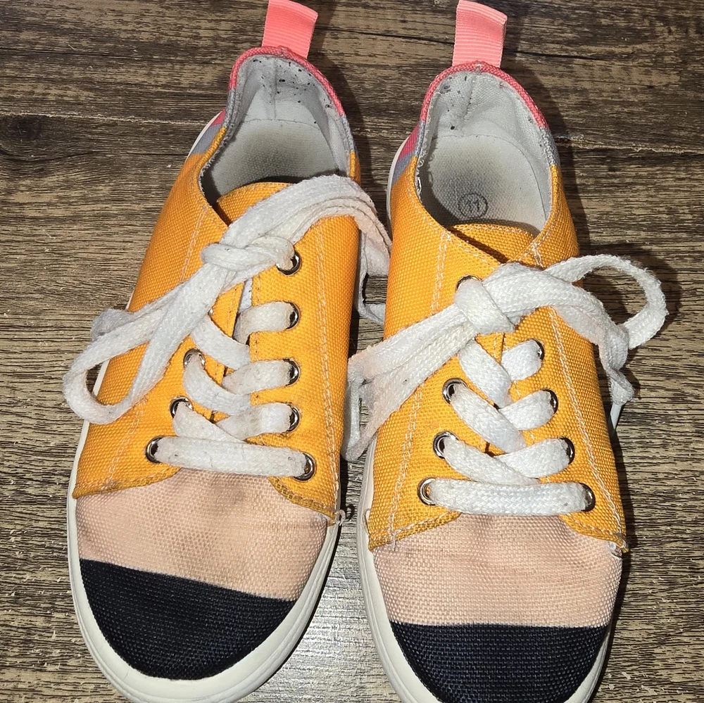 Kids size 11 ✏️ pencil inspired sneakers - Picture 2 of 6